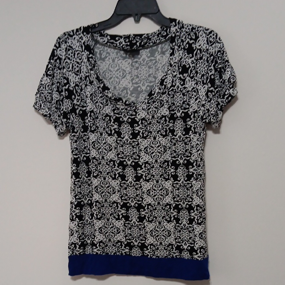 Black and White Patterned Women's Top 21"-23" Inches Ptp Stretch